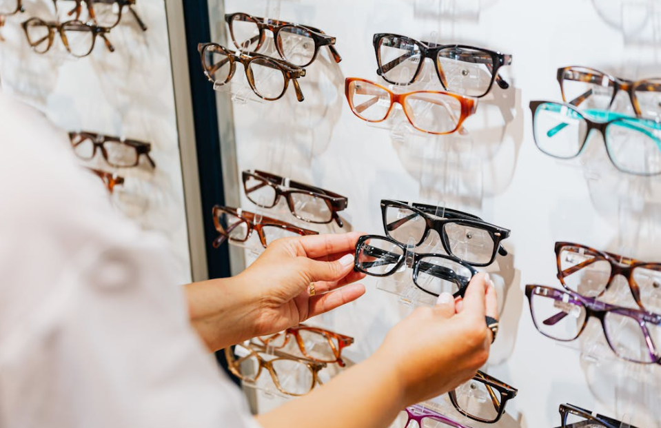 How to Pick the Right Eyewear Frames for Your Skin Tone and Colour Season